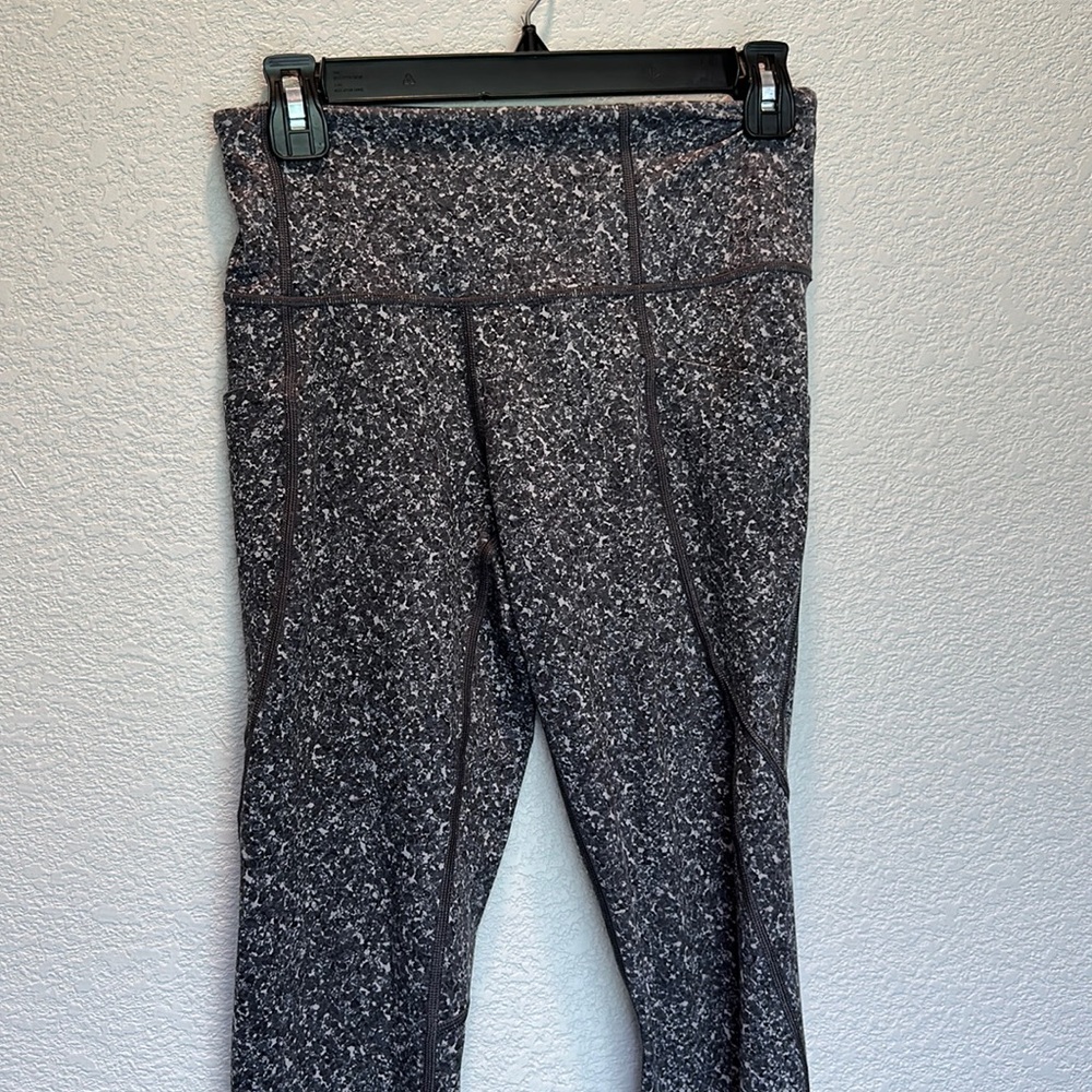 Athleta Salutation Stash Pocket Tight, Small